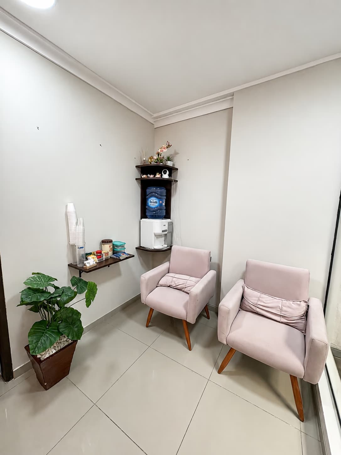 Consultorio Oficina 211 — sala de espera con sillones y dispensador de agua