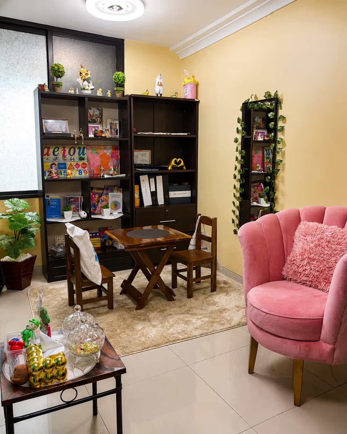 Consultorio Oficina 211 — rincón de terapia infantil con materiales de juego