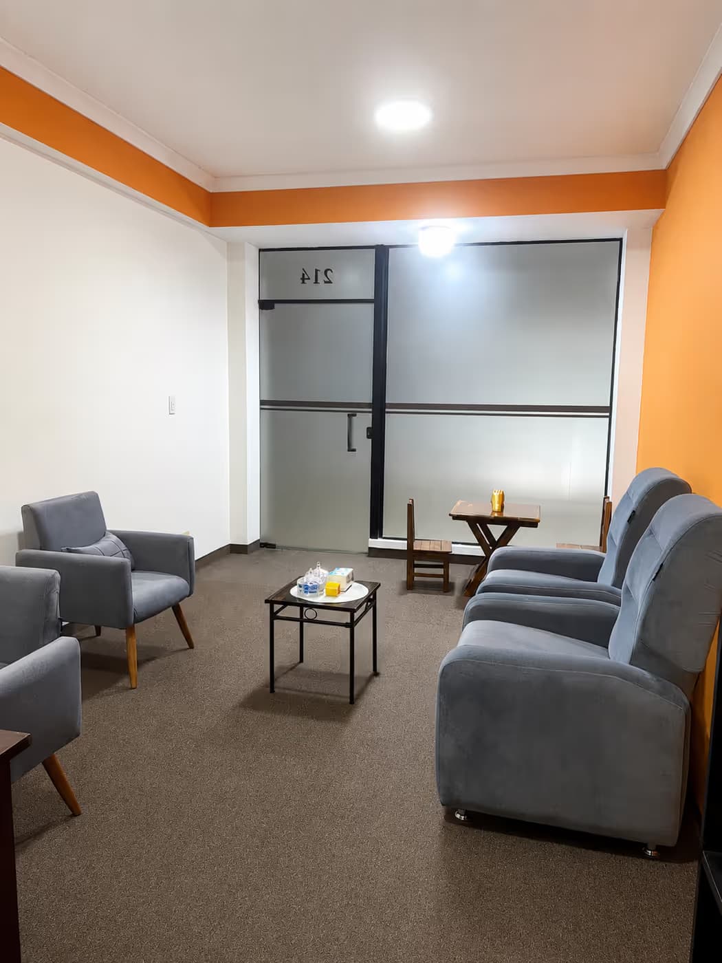 Consultorio Oficina 214 — acceso por la puerta 214 en el Piso 1