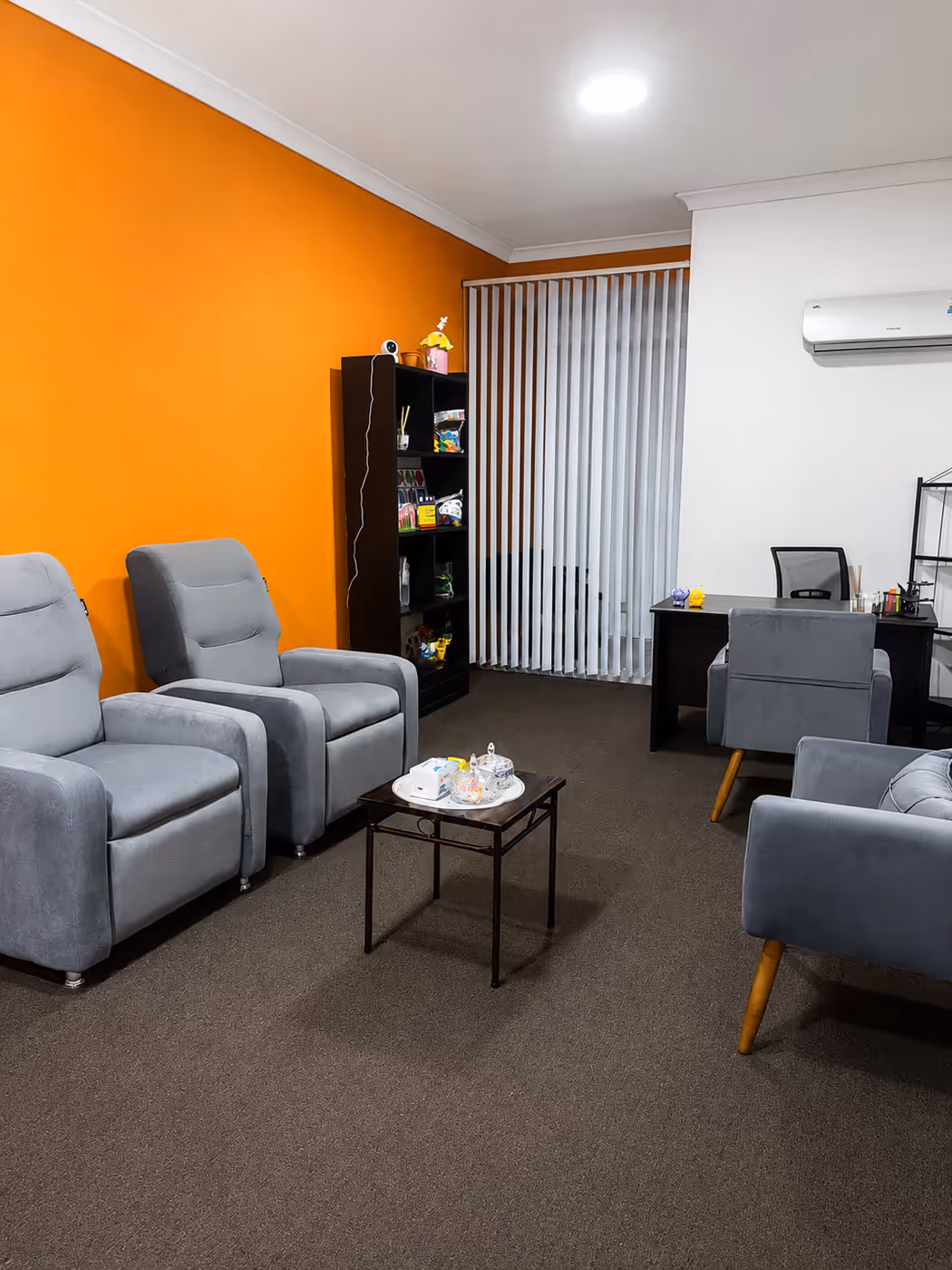 Junisse Montaño psychology practice in Office 214, Don Alcides Building, downtown Santa Cruz: therapy room