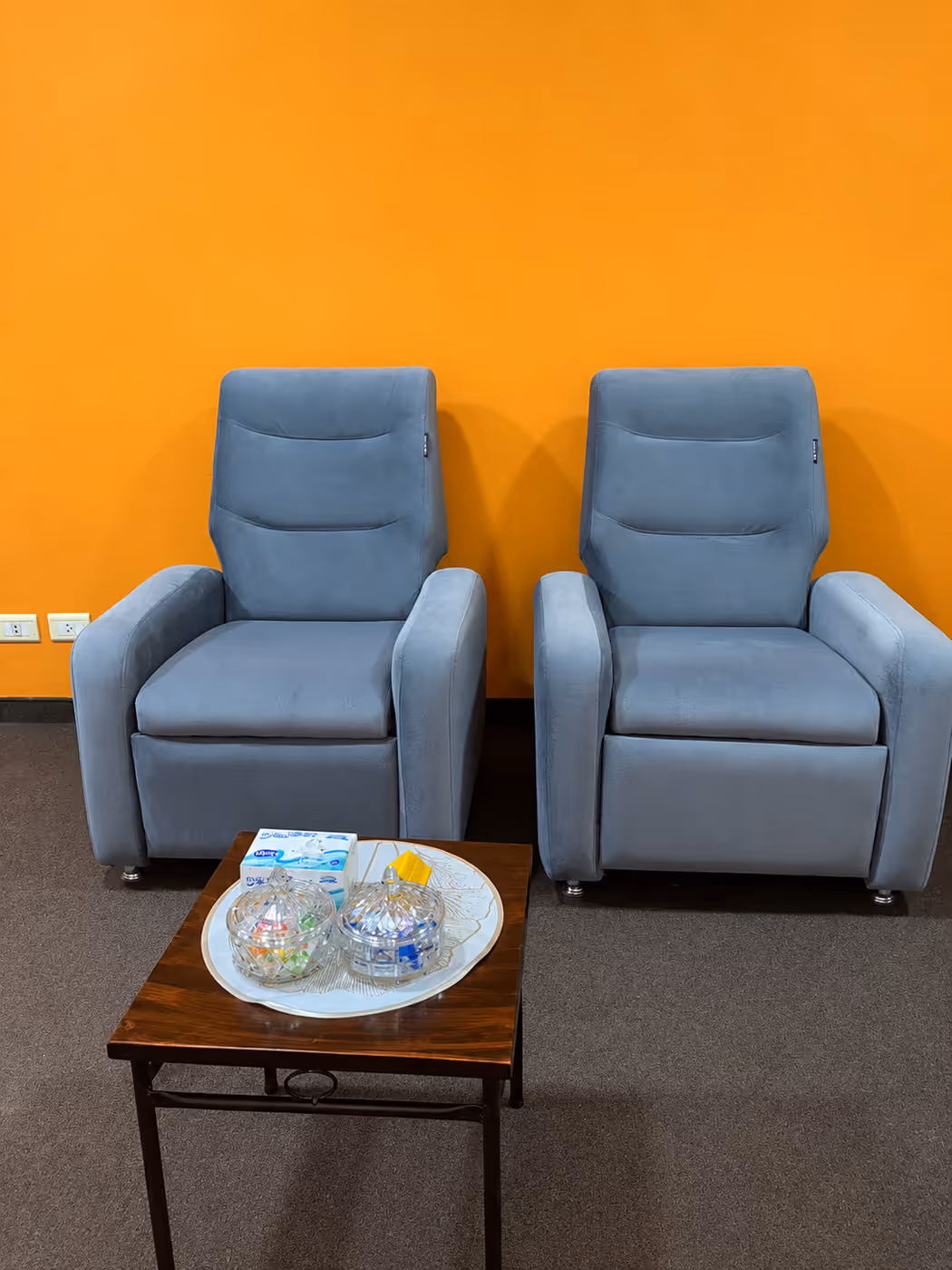 Los dos sillones donde se hacen las sesiones con adolescentes en el consultorio de Santa Cruz